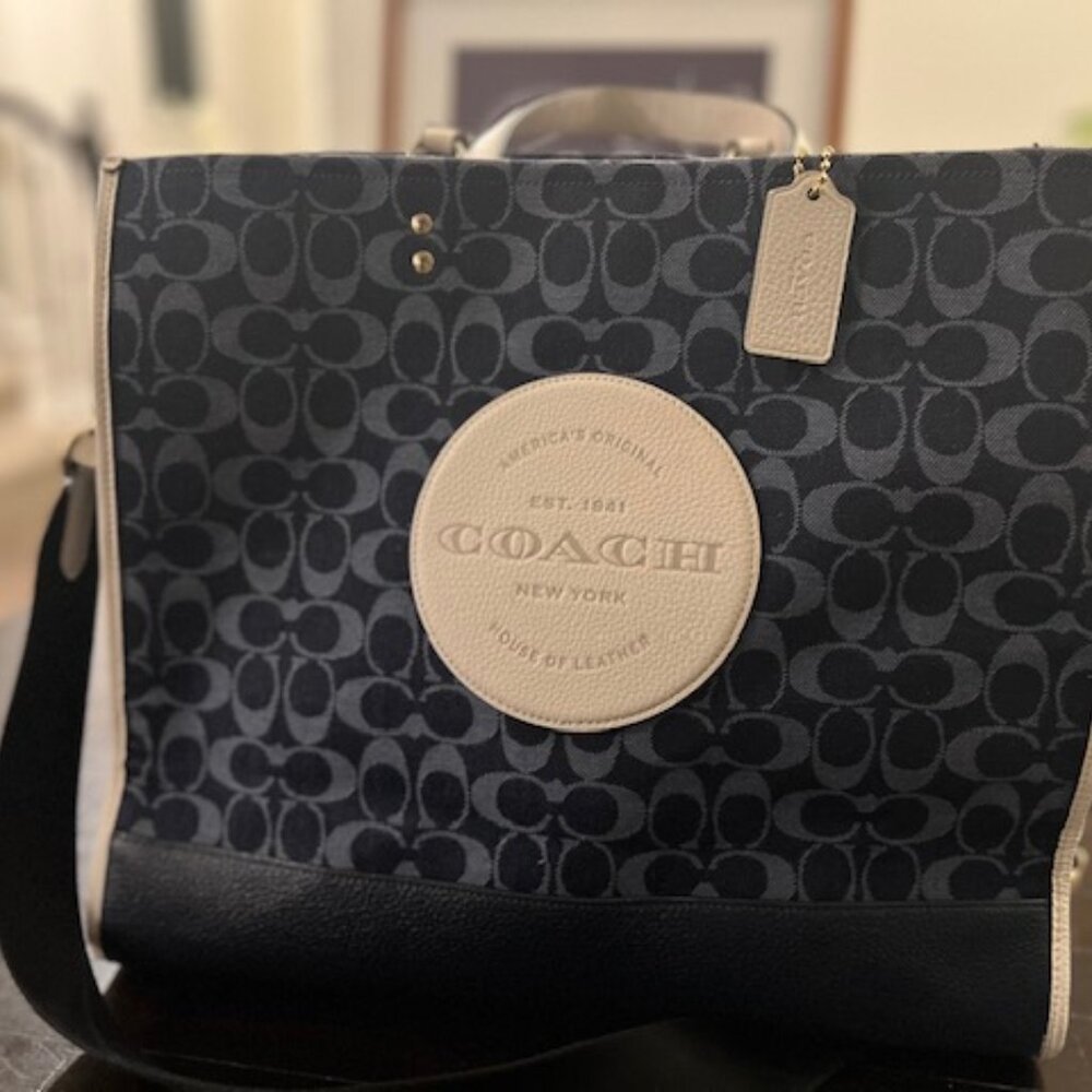 COACH DEMPSEY TOTE 40 IN SIGNATURE JACQUARD WITH PATCH